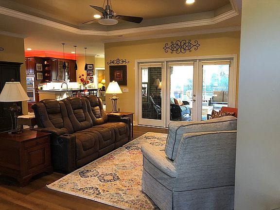 3rd image of 1051 Leesburg Dr
