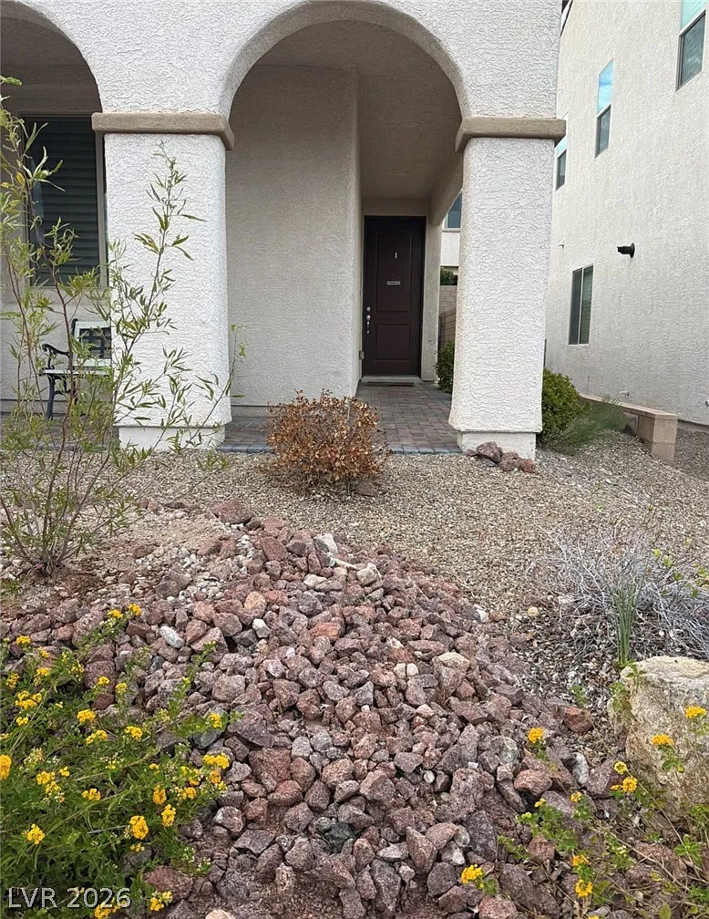 3 bed, 2.0 bath, 1739 sqft, $2,300 — Photo 2