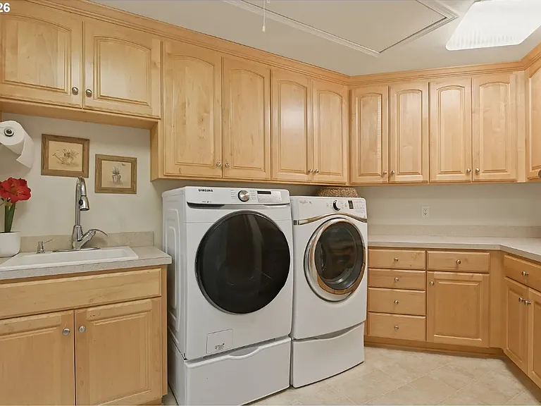 8145 SW 57th Ave — Photo 35