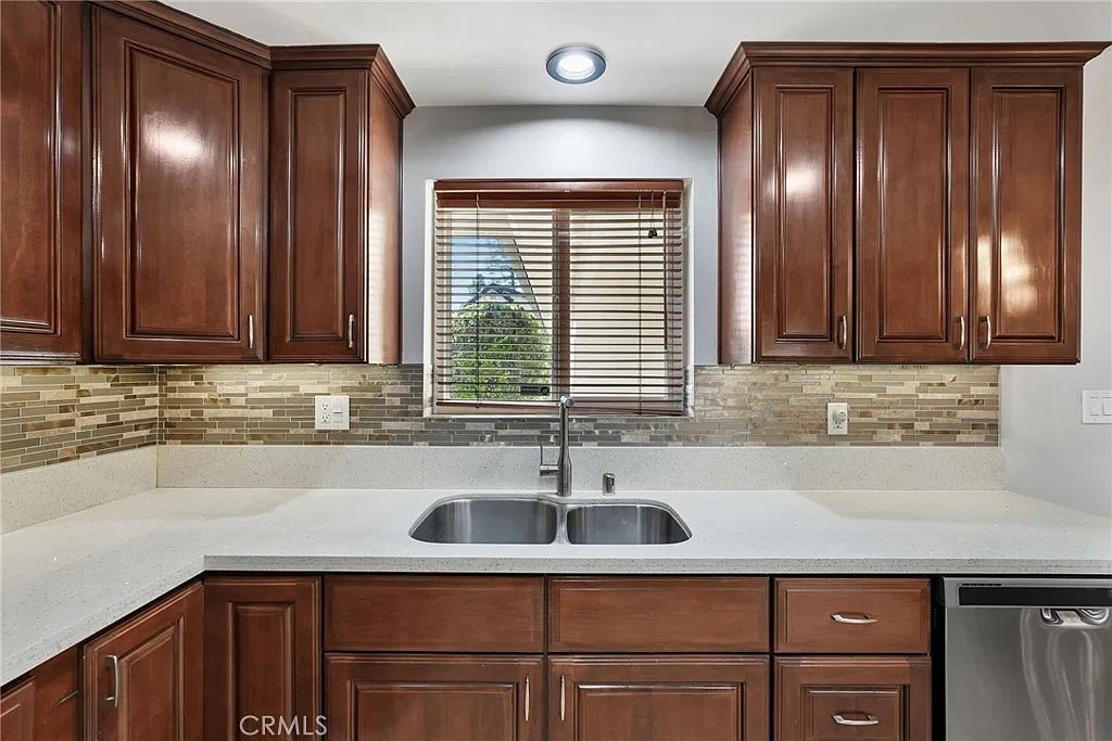 4 bed, 1764 sqft, $4,350 — Photo 3