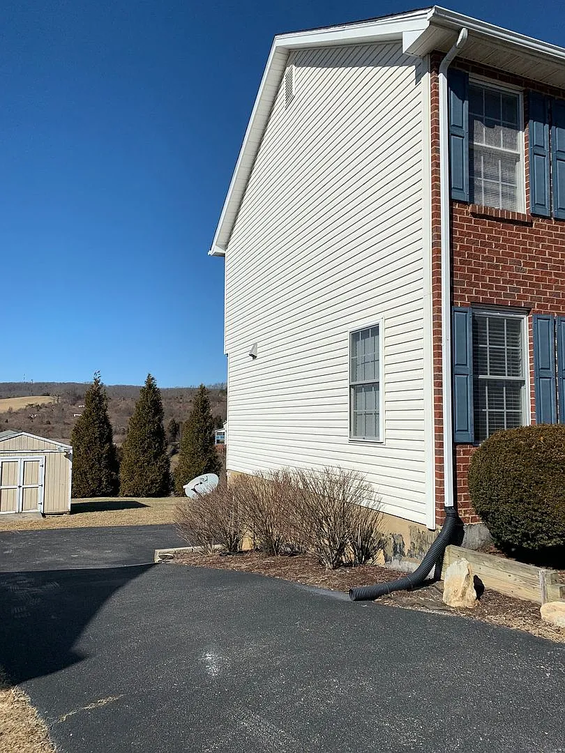 3 Bedroom 2.5 Bath House with 1 Car Garage — Photo 3