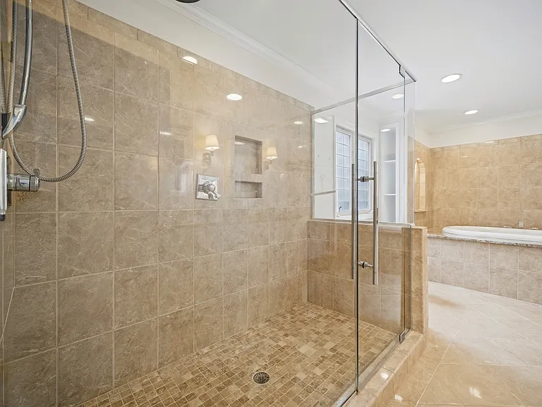 1044 Commodore Dr — Photo 11