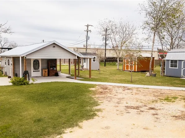 231 1st St #23, Vanderbilt, TX 77991