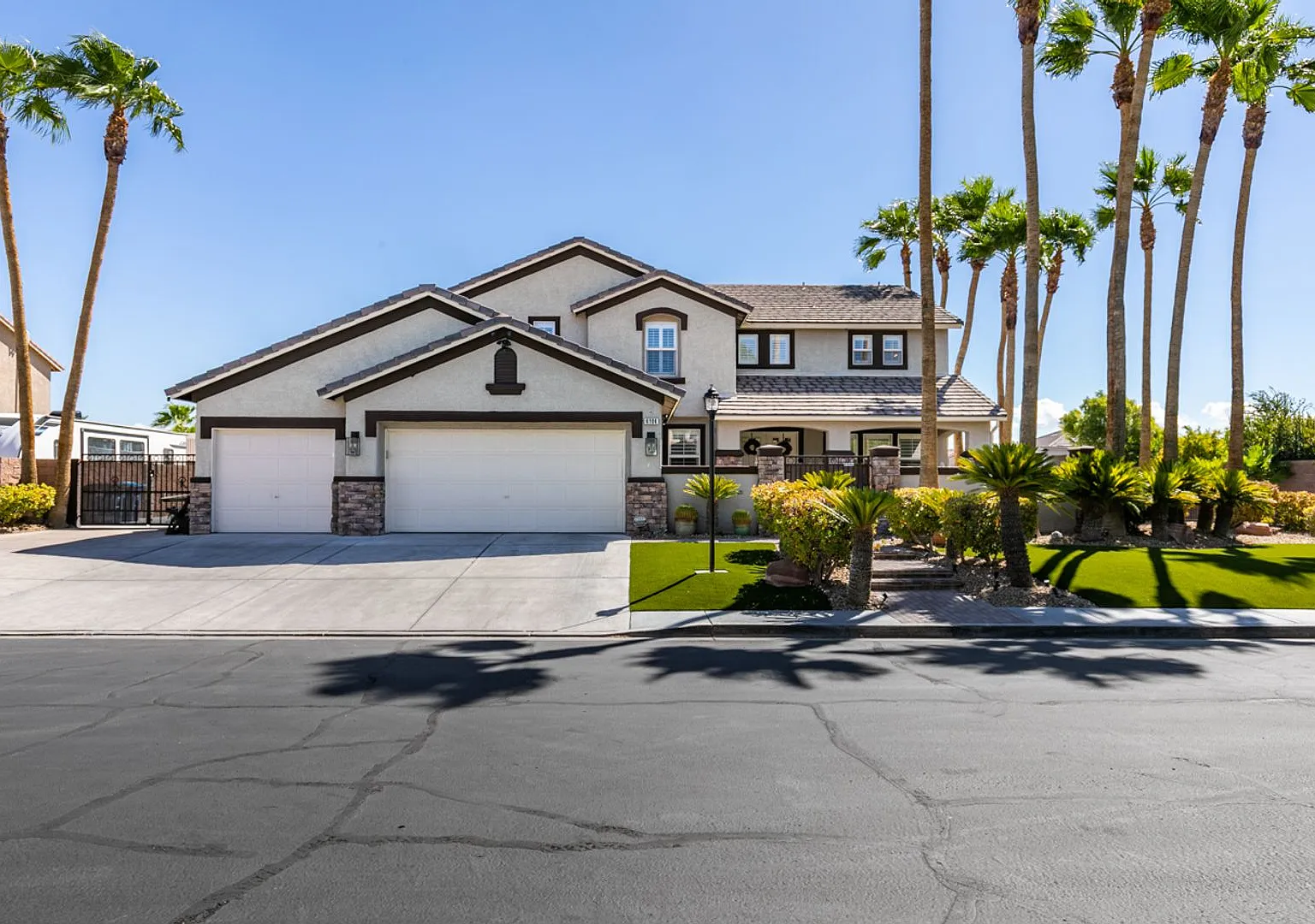 Luxury Home in Lone Mountain Classics — Photo 1