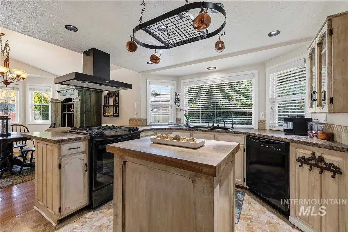 2 bed, 1247 sqft, $2,300 — Photo 3