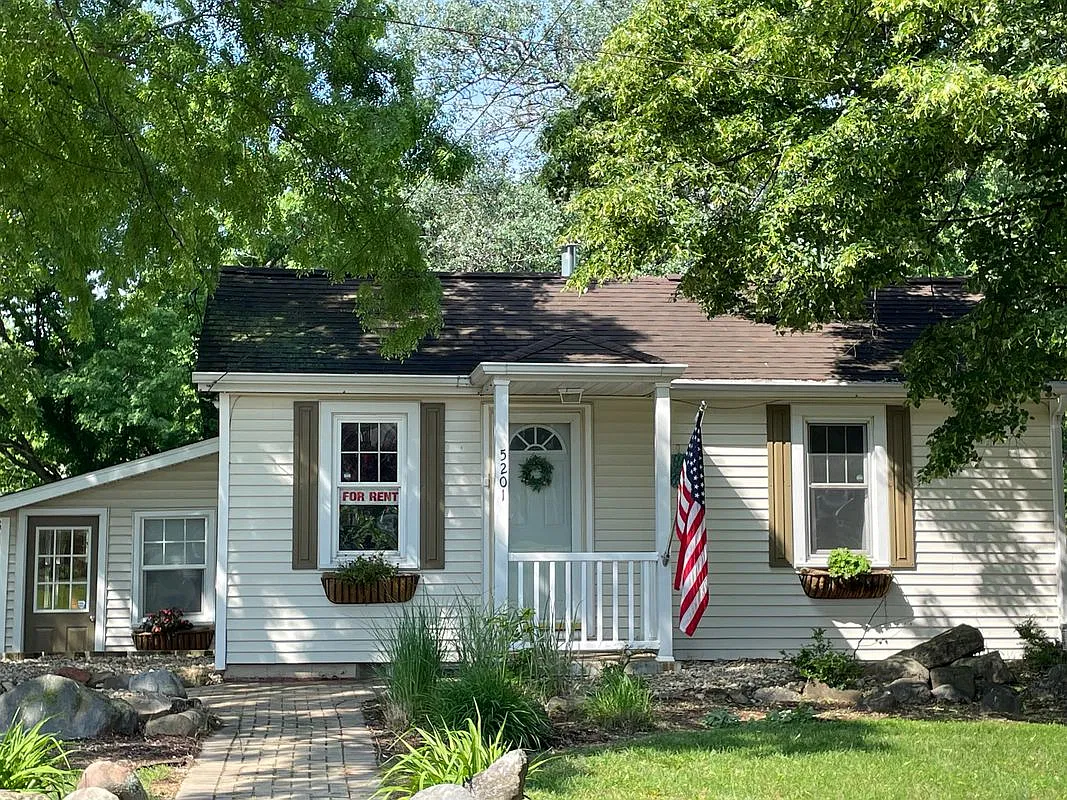 3 bed, 1.0 bath, 2176 sqft, $2,300 — Photo 4