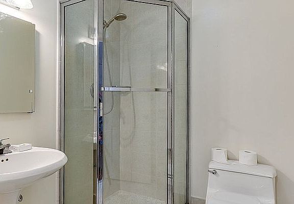 5th image of 230 E 61st St #4AA