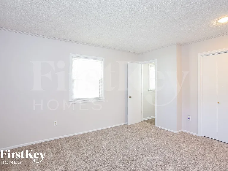1720 Wornall Rd — Photo 7