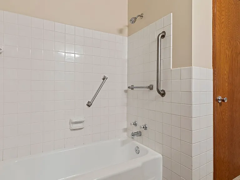 Imperial Heights Apartments — Photo 22