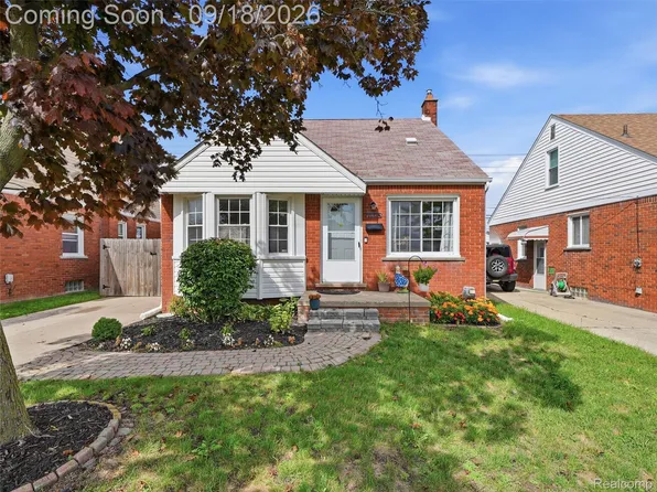 21325 Frazho St, Saint Clair Shores, MI 48081