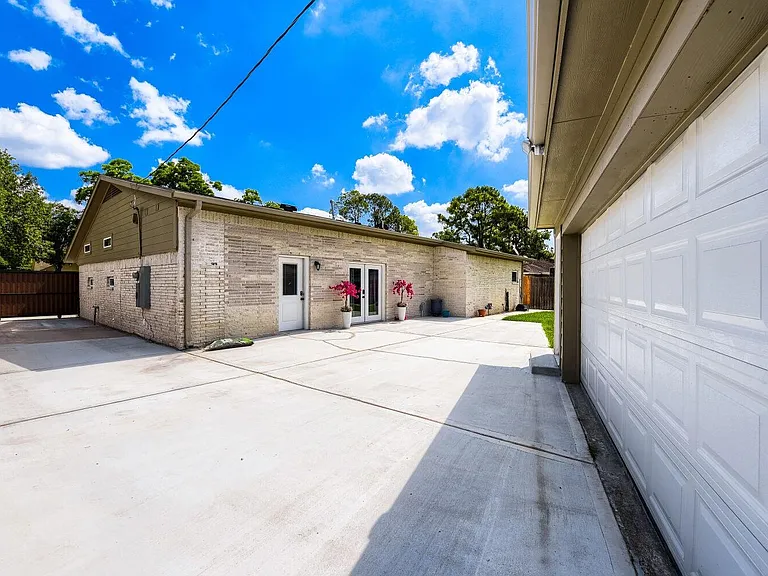 8815 Sharpview Dr — Photo 31