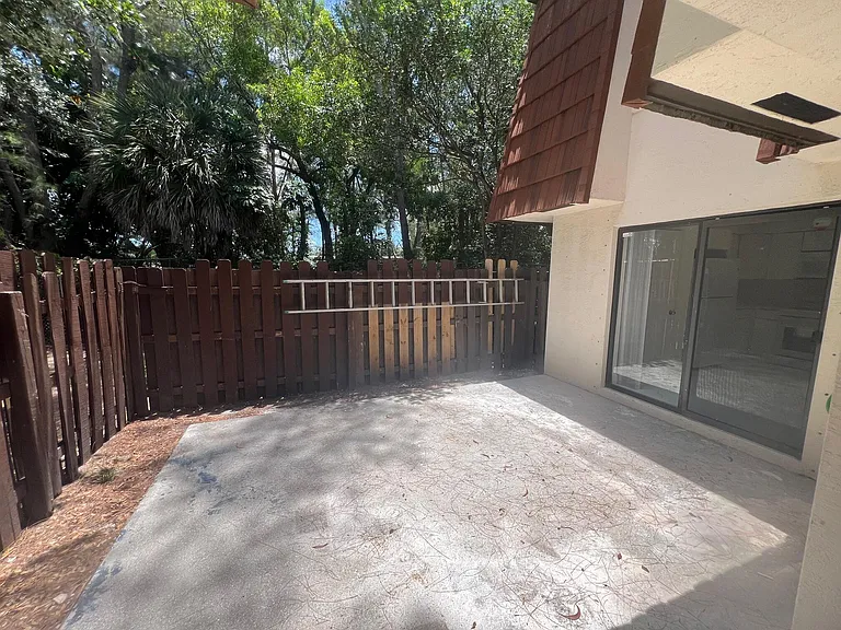 2212 White Pine Cir #B — Photo 3