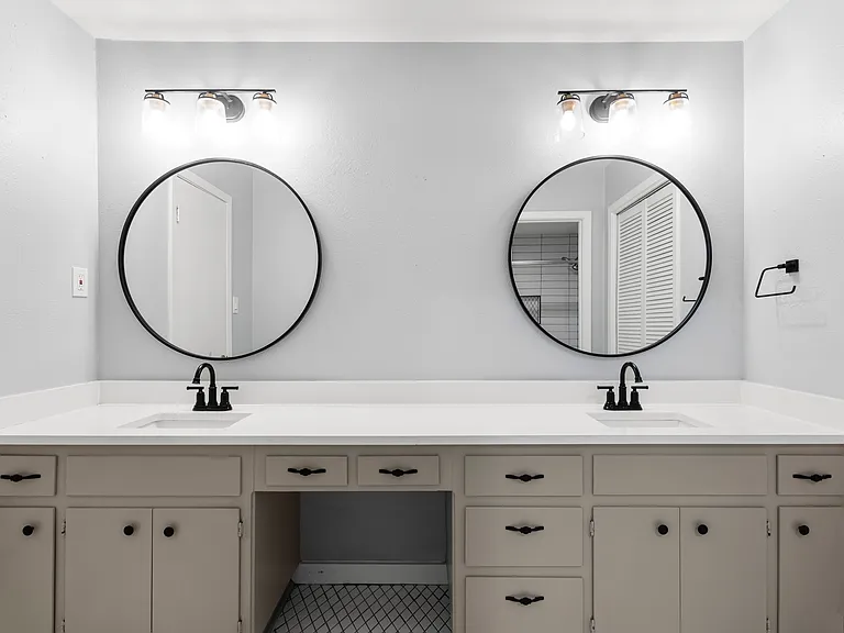 En suite master bathroom