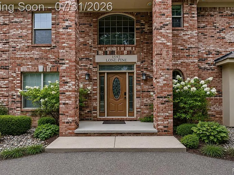 1592 Lone Pine Rd — Photo 3