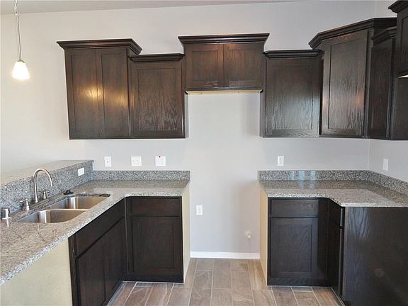 4th image of 886 Maple Park Ave