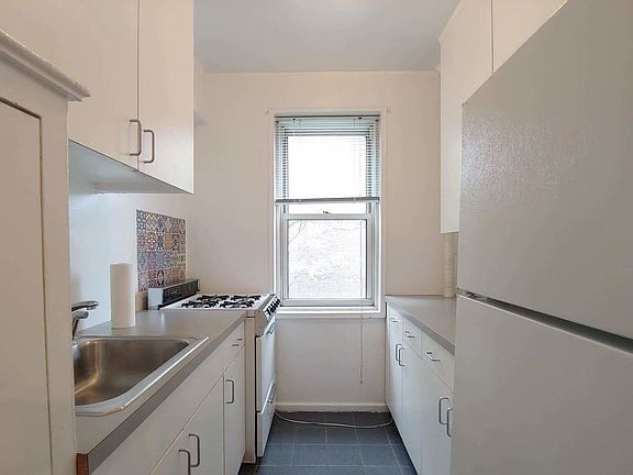 3rd image of 350 E 30th St #D4