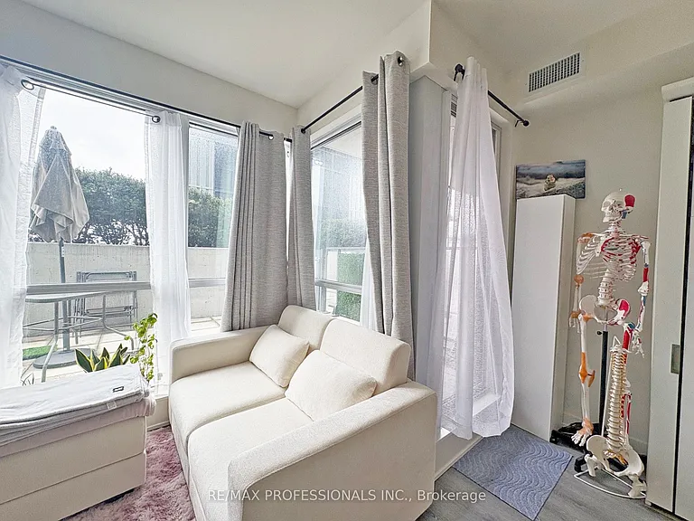 10 Park Lawn Rd #802 — Photo 3