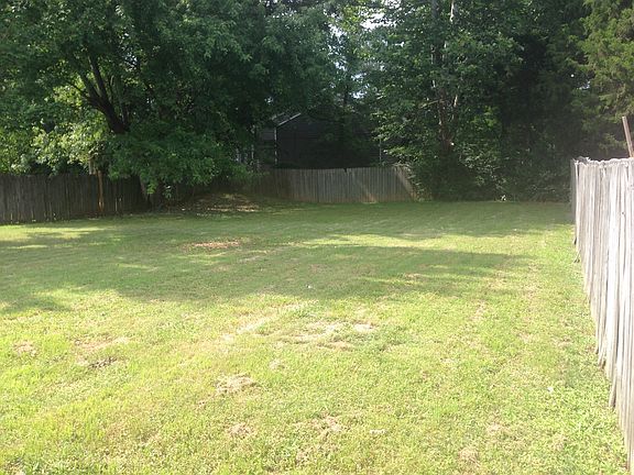 Huge - fully fenced Backyard