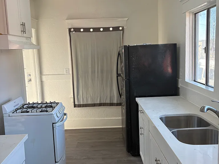 402 E 43rd Pl — Photo 6
