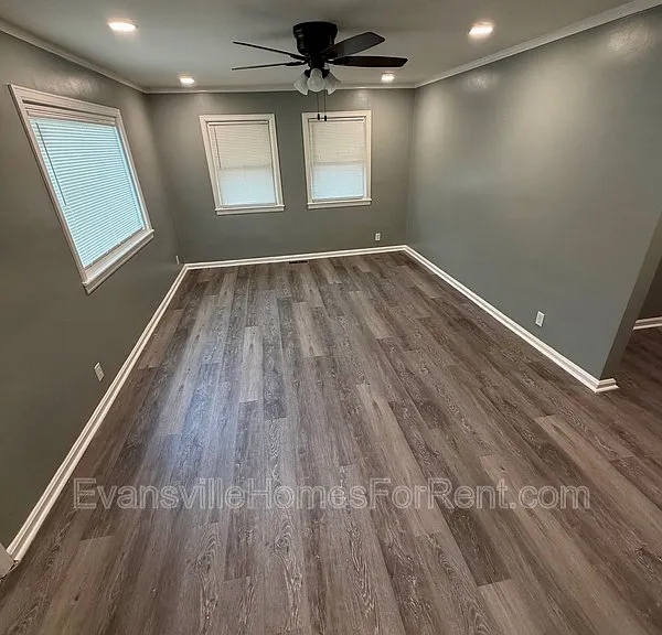 120 Leslie Ave — Photo 2