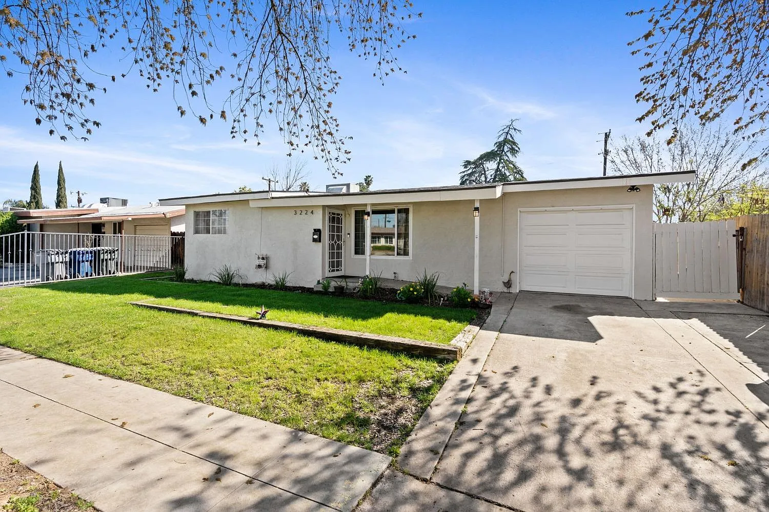 3224 N Lorna Ave photo 1