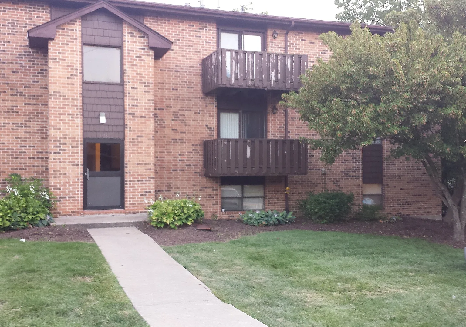 2 bd,1 ba top level Smithton condo, w/d, deck overlooking trees by Broadway and Hwy 63 — Photo 1