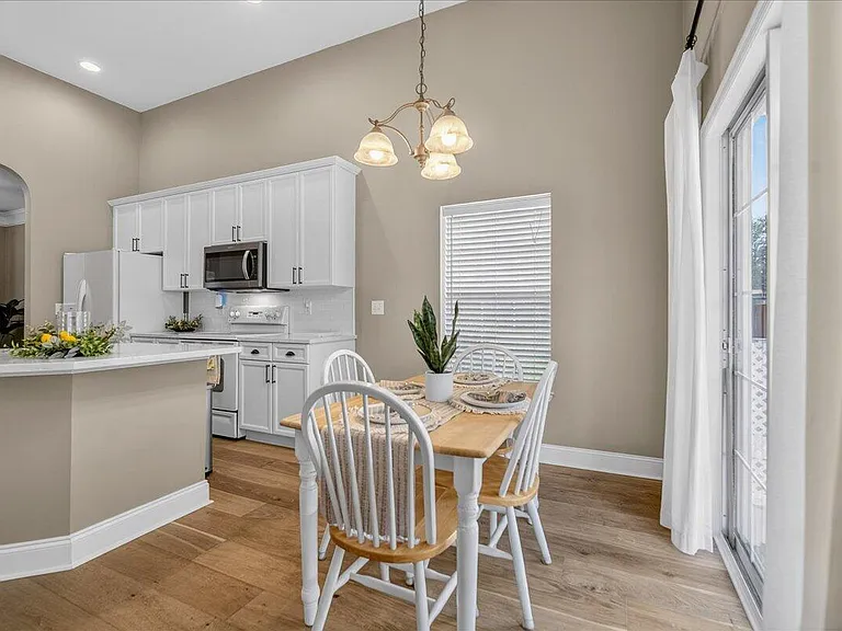101 Chancellors Dr — Photo 3