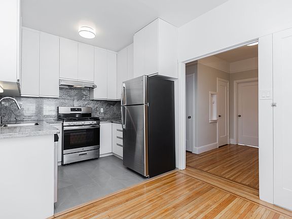 2nd image of 3037 Baker St #204
