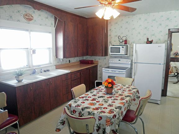 Large eat in kitchen with ceiling fan