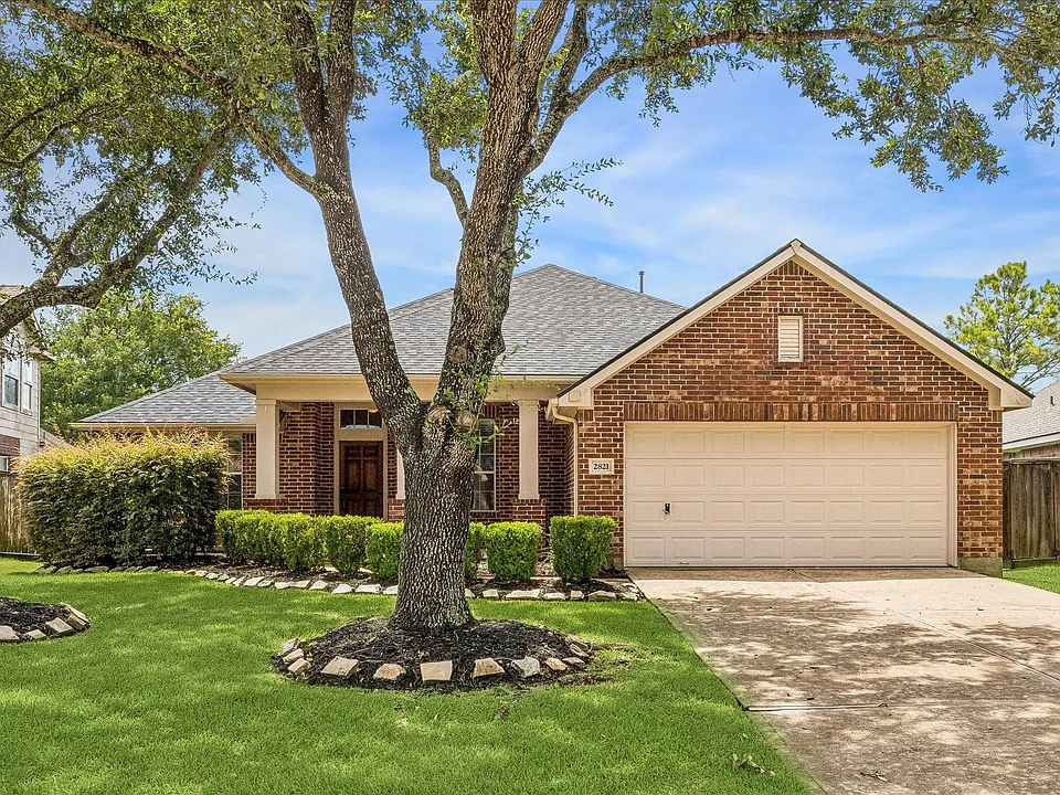 2821 Chinaberry Park Ln