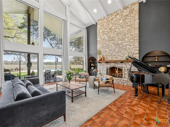 201 S Contour Dr, Gonzales, TX 78629