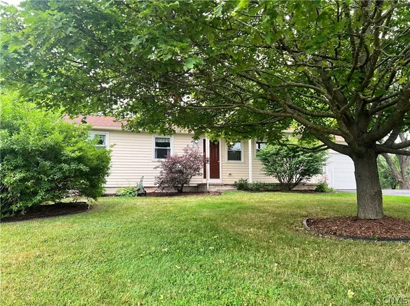 8615 Weaver Rd, Cicero, NY 13039