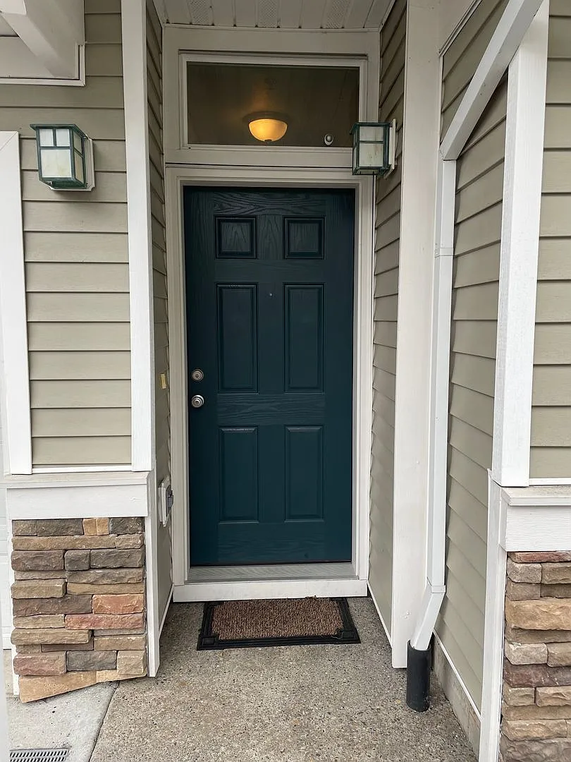 Beautiful Murray Hills Condo Townhome Now Available For Lease — Photo 3
