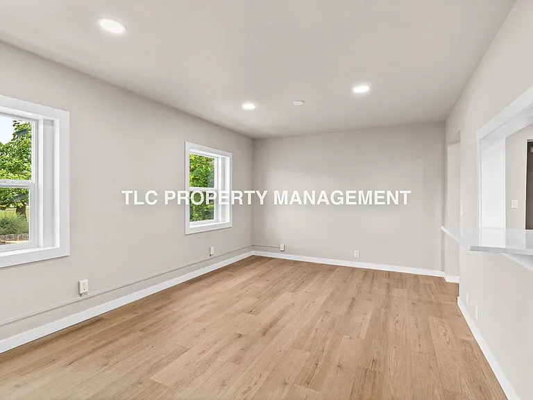 227 S 6th St — Photo 31