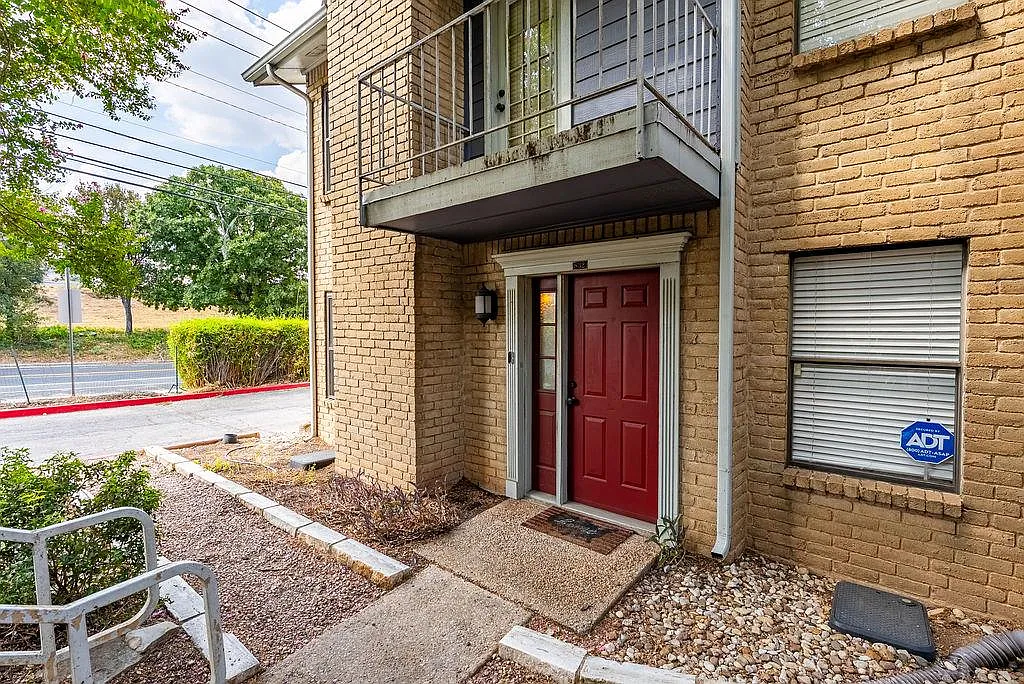 2 bed, 1.5 bath, 968 sqft, $1,700 — Photo 1