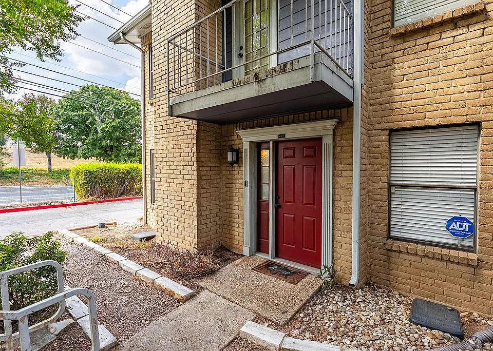 832 Banister Ln #832