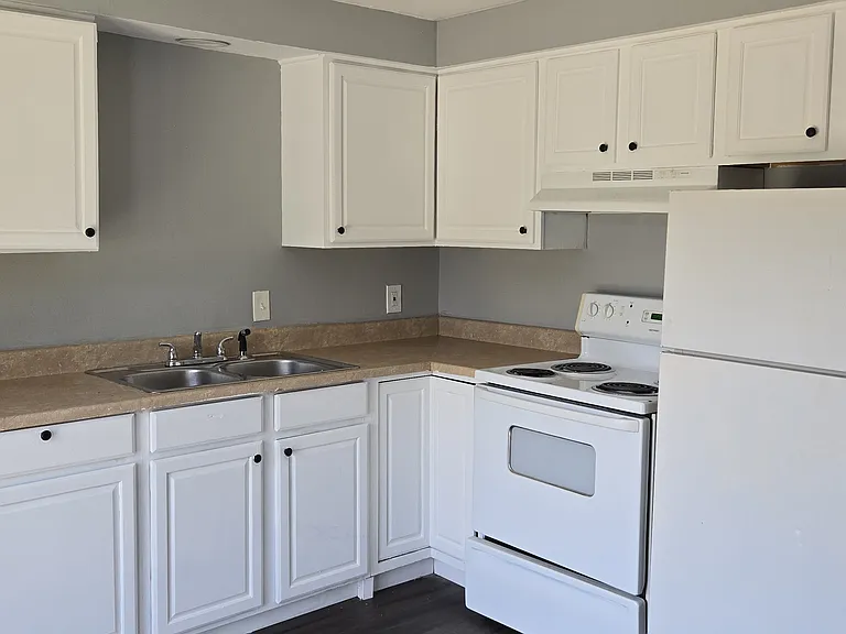 1800 E 42nd St #4 — Photo 2