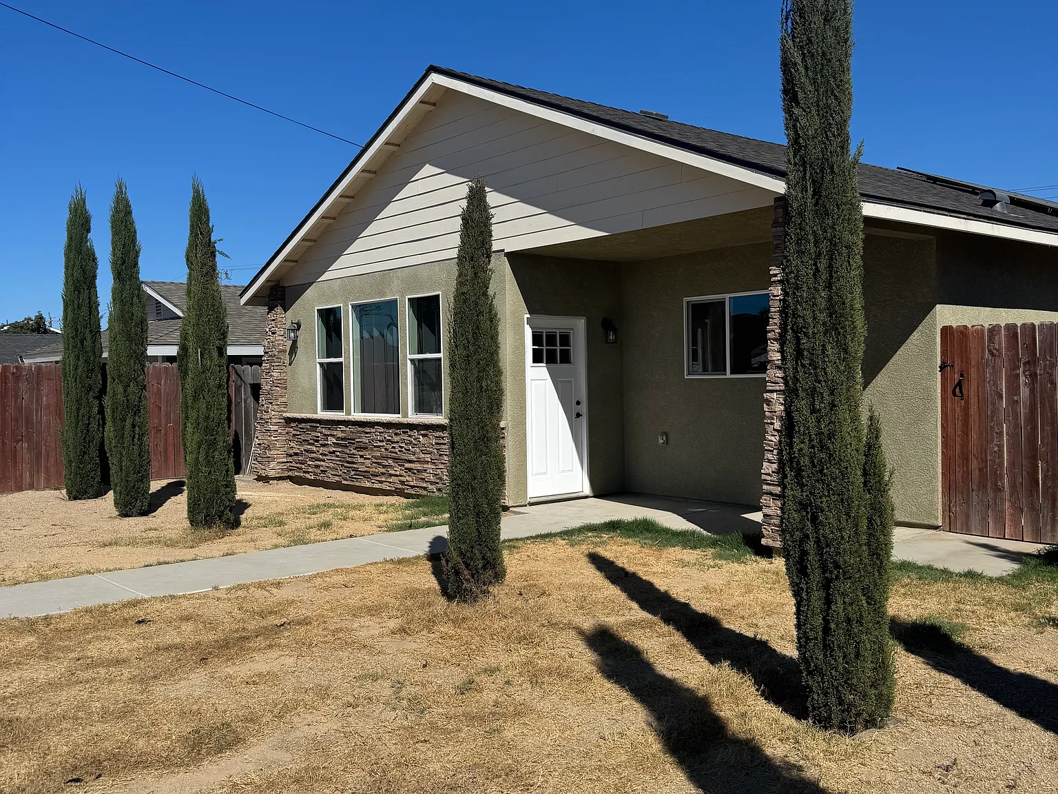 3 bed, 1000 sqft, $3,500 — Photo 2
