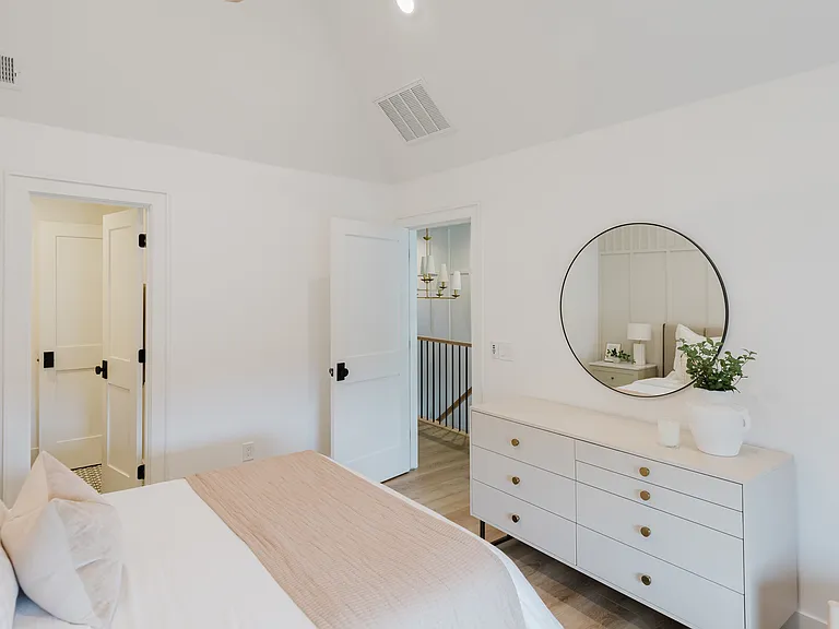 2210 N Gentry St — Photo 13
