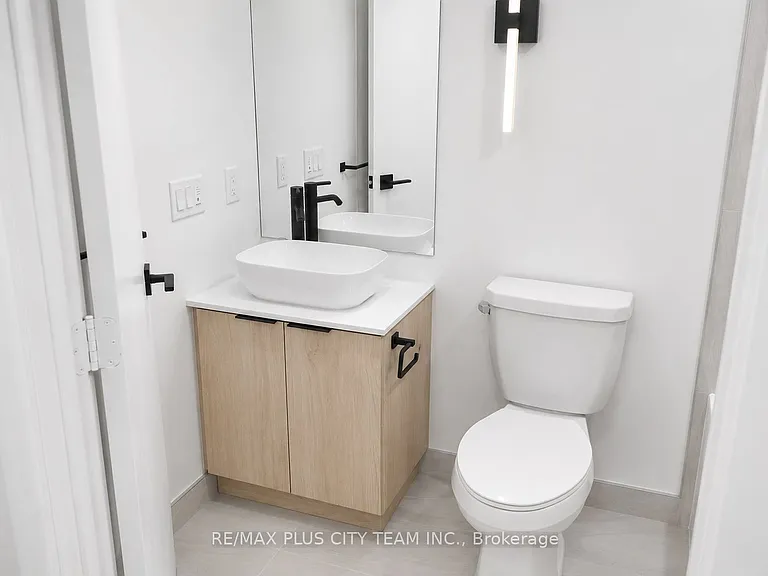 1185 Dupont St #913 — Photo 11
