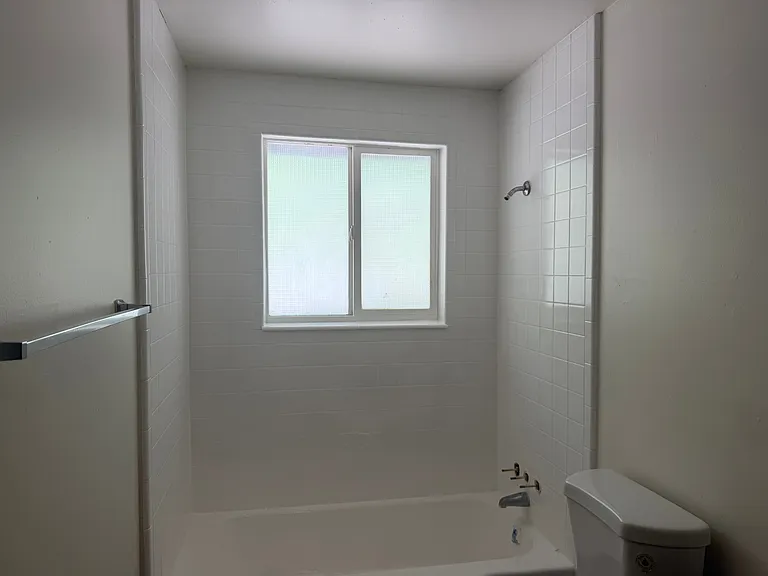 895 E Arrowhead Ln — Photo 5