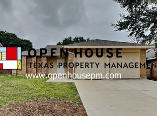 207 Valley Spring Dr, Arlington, TX 76018