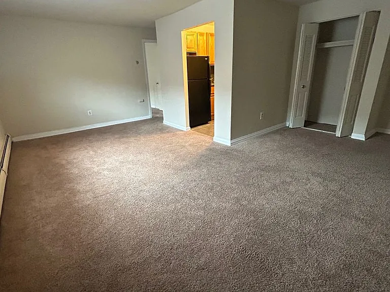 HOLLY GARDEN APARTMENTS — Photo 9