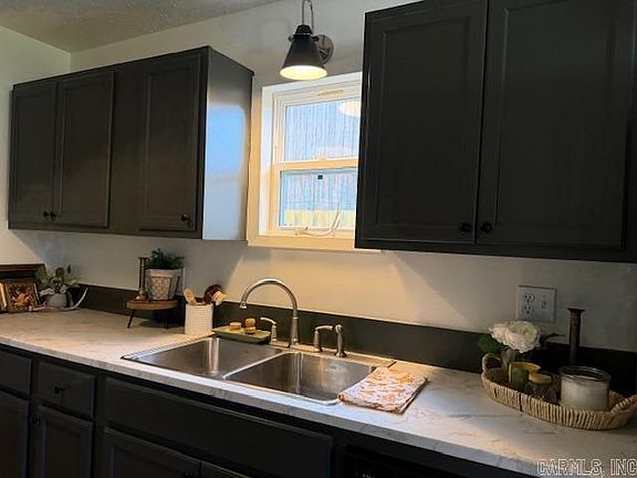 5th image of 721 W 9th St