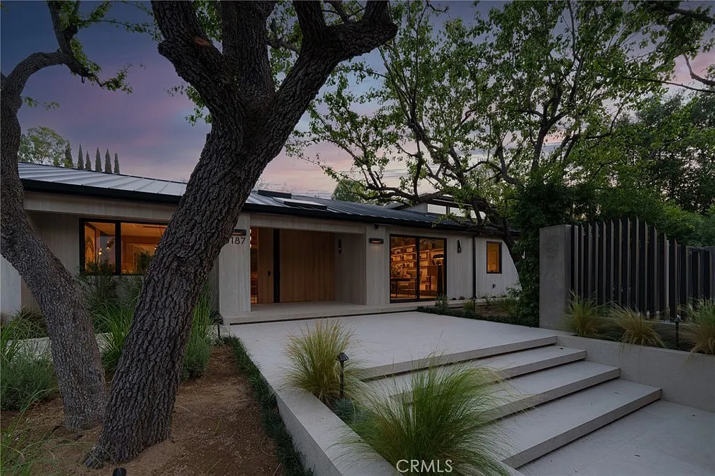 6 bed, 6500 sqft, $75,000 — Photo 4