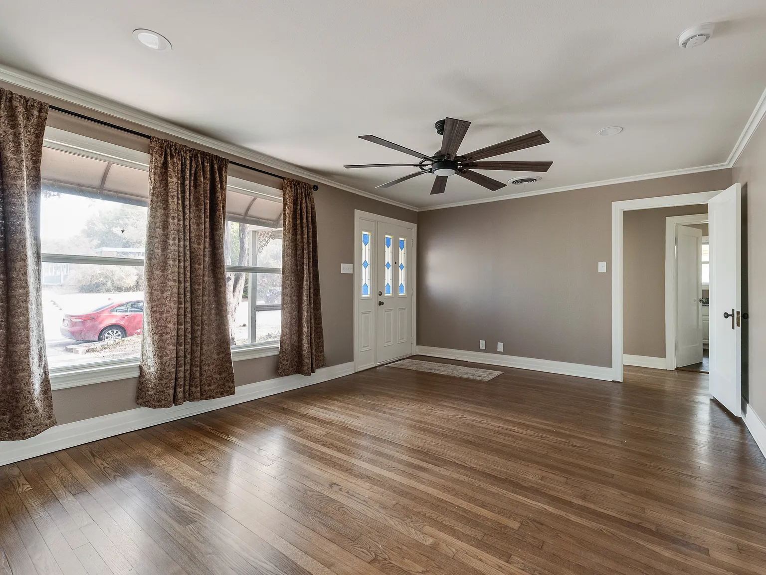 3 bed, 1136 sqft, $2,200 — Photo 2