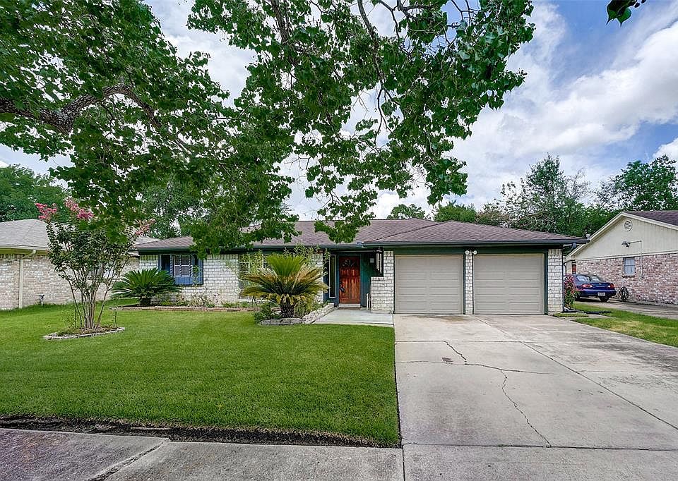 Welcome home to 12114 Pompano Lane!