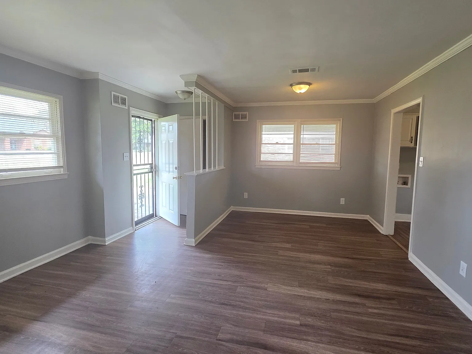 Charming 3BR Single-Story Home with Fenced Yard & Spacious Kitchen — Photo 4