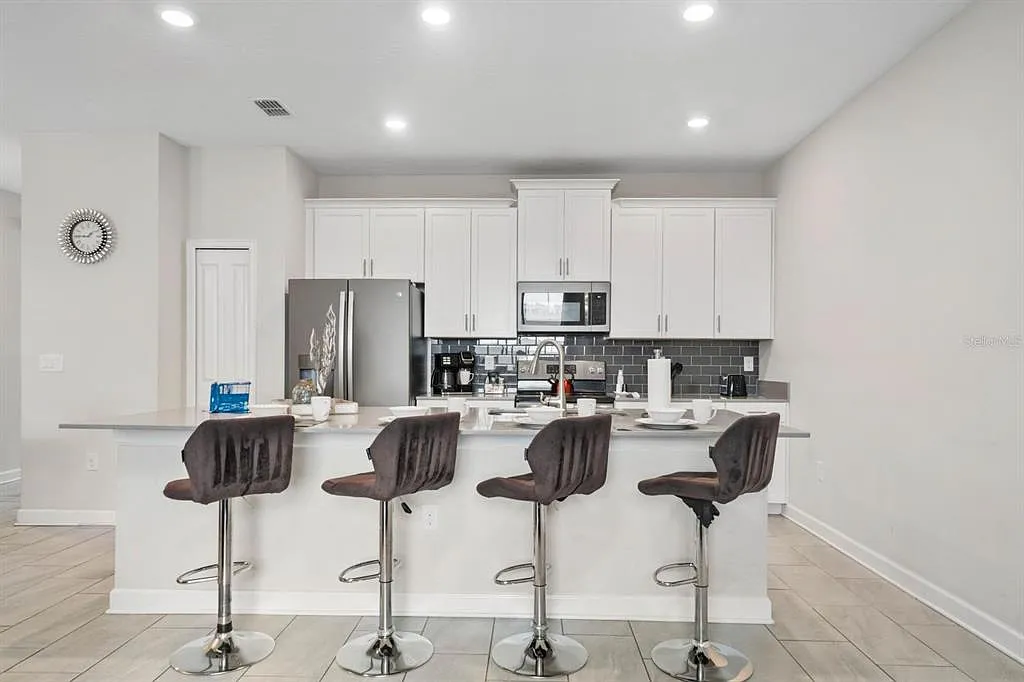 4 bed, 3.0 bath, 1914 sqft, $3,000 — Photo 4