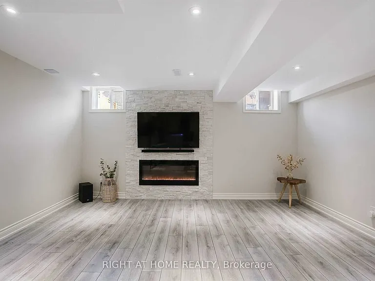 110 Thatcher Cres — Photo 5